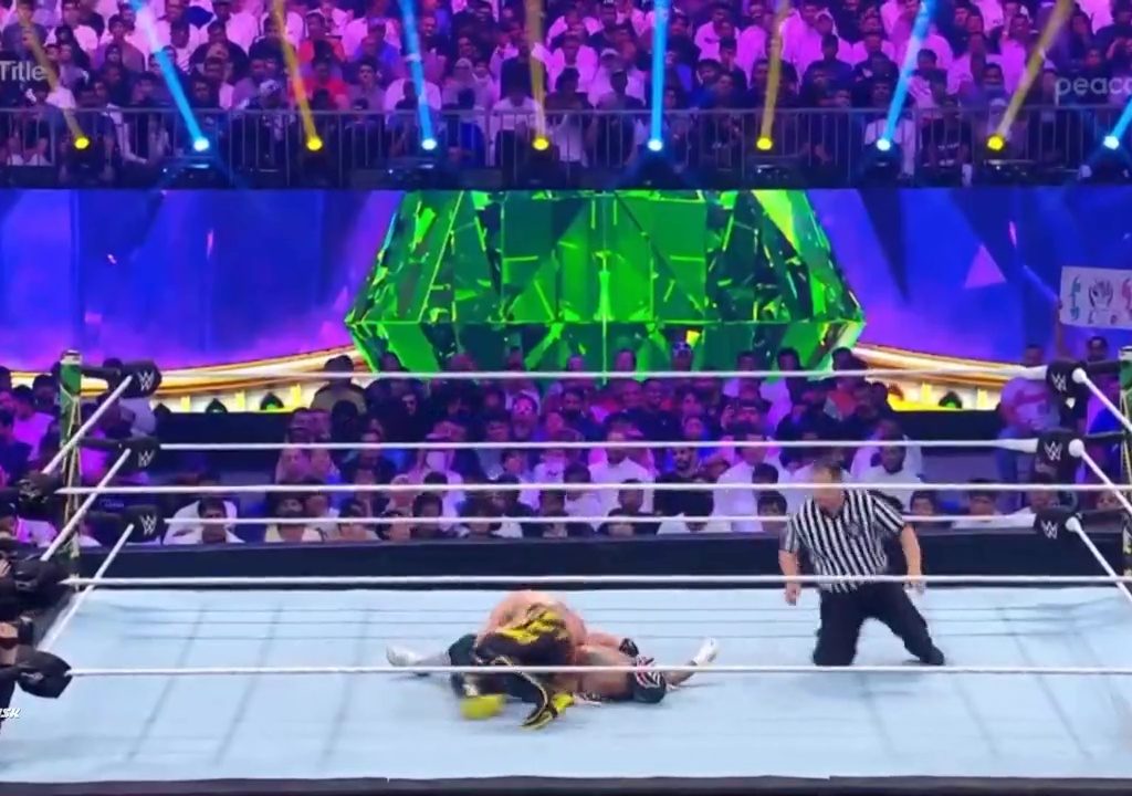 Il wrestler Rey Mysterio rischia di morire sul ring: salvato da Logan Paul