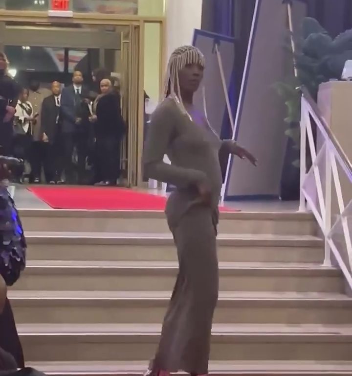 Muore lo stilista, la sua modella fa una sfilata davanti alla bara aperta