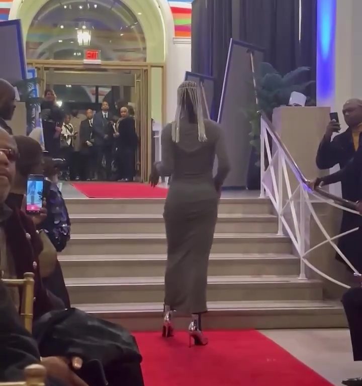 Muore lo stilista, la sua modella fa una sfilata davanti alla bara aperta