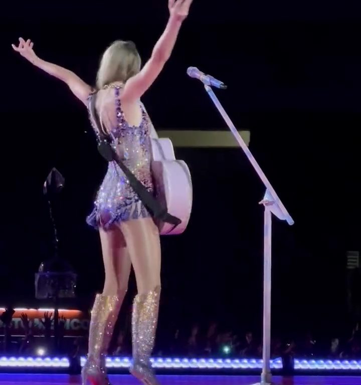 Taylor Swift come "Barbie": tacco rotto e lei resta in punta di piedi