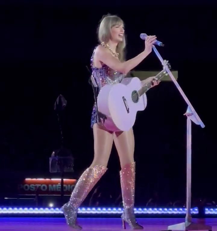 Taylor Swift come "Barbie": tacco rotto e lei resta in punta di piedi