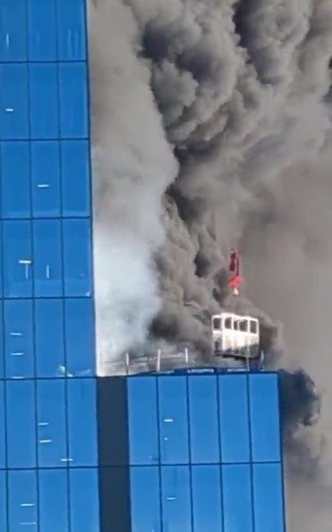 Gruista eroe salva operaio da tetto in fiamme: il video diventa virale
