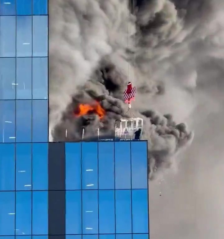 Gruista eroe salva operaio da tetto in fiamme: il video diventa virale