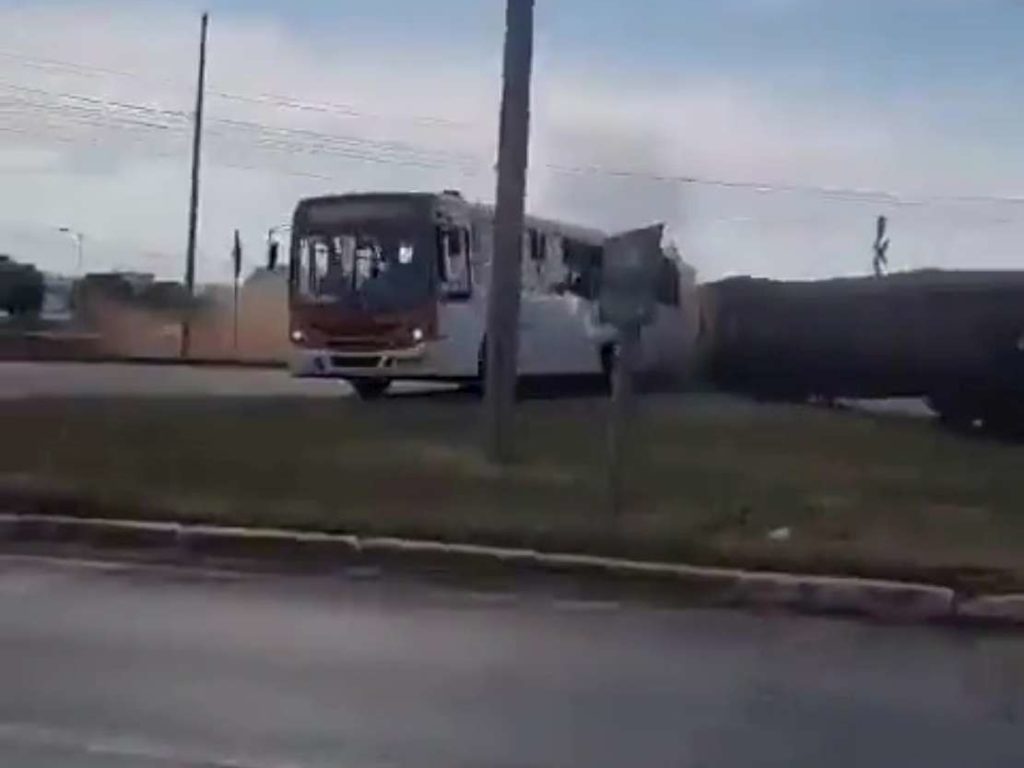 Tragica carambola, sbalzata fuori dal bus finisce tagliata in due da un treno