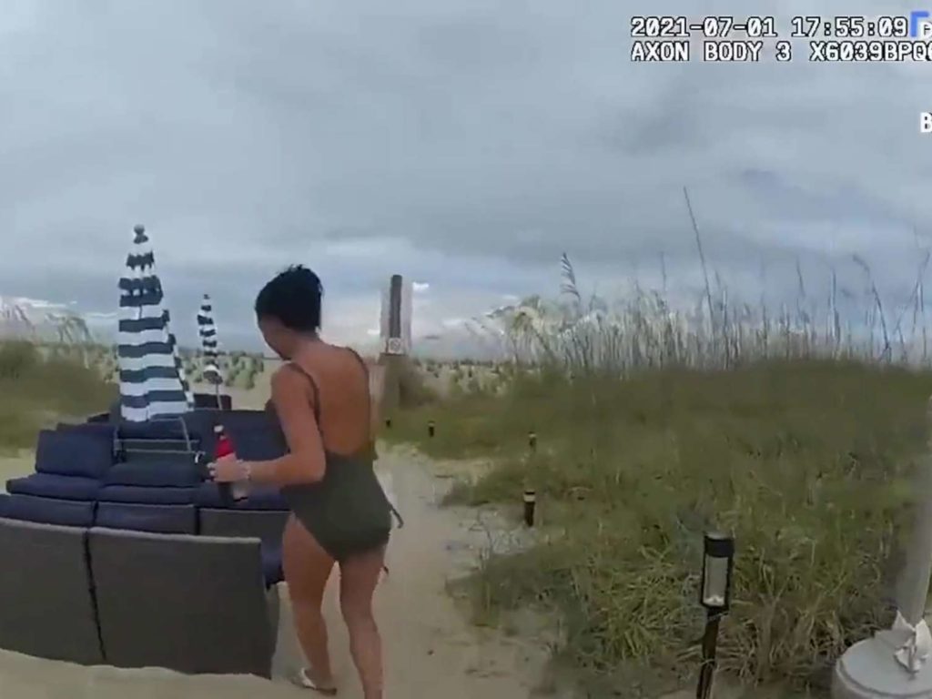 Usa un vibratore in spiaggia e viene arrestata: rilasciato video della polizia