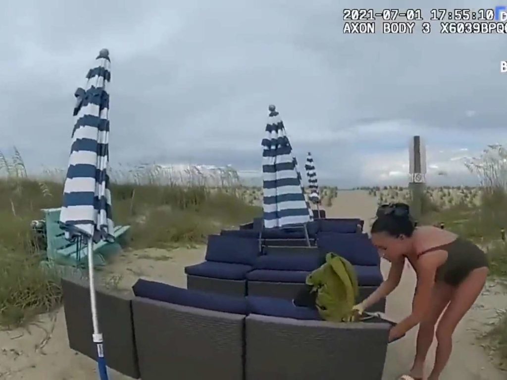 Usa un vibratore in spiaggia e viene arrestata: rilasciato video della polizia