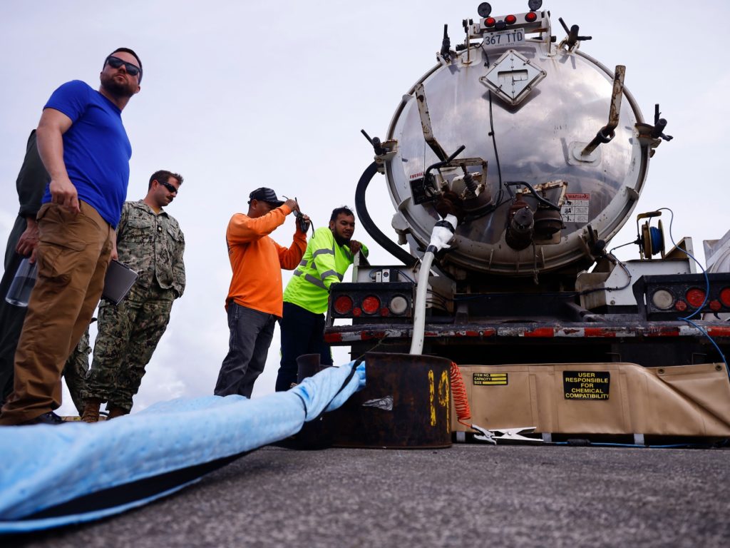 Recuperato l'aereo spia Usa precipitato sulle Hawaii: danni a barriera corallina