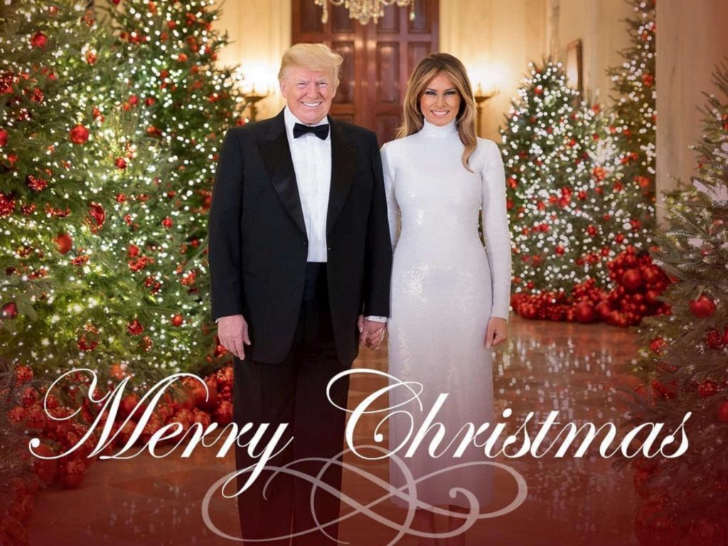 Melania Trump assente nella foto di Natale con Donald: risolto il mistero