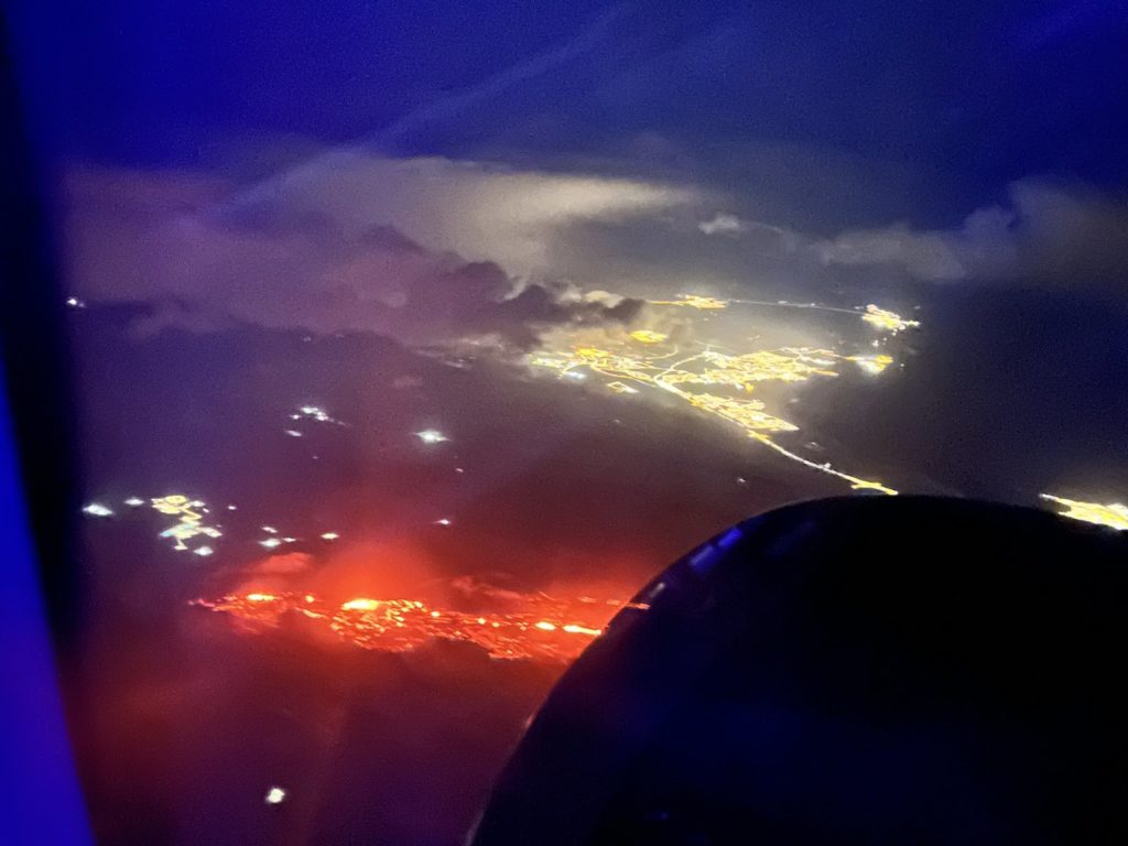 Eruzione in Islanda, le drammatiche immagini dagli aerei che sorvolano l'inferno