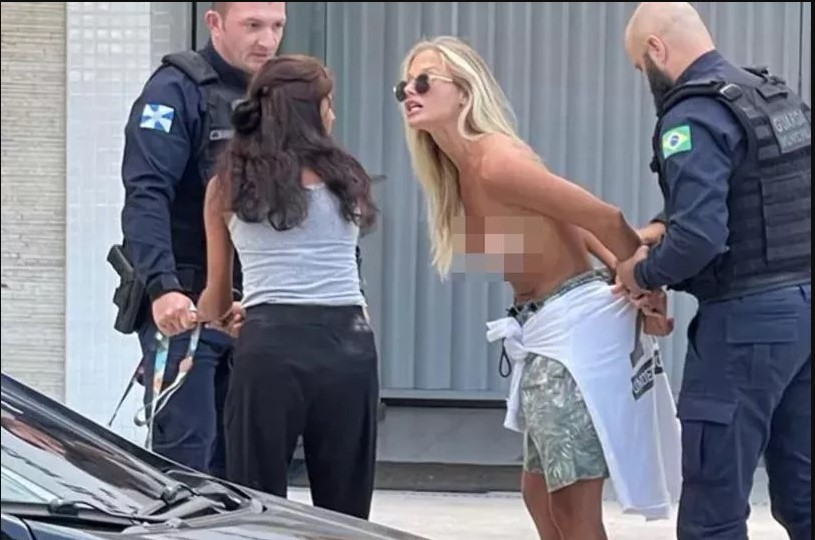 A spasso coi cani a seno fuori, arrestata: top model denuncia discriminazione