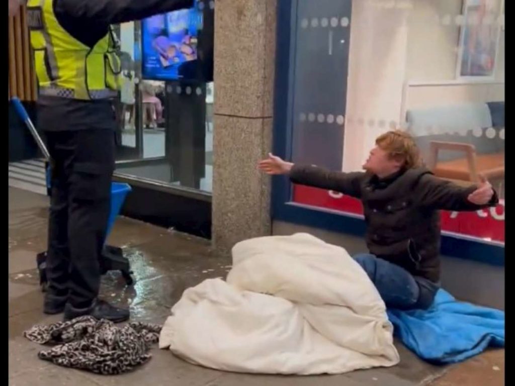 Dipendente McDonald's prende a secchiate d'acqua un senzatetto: licenziato