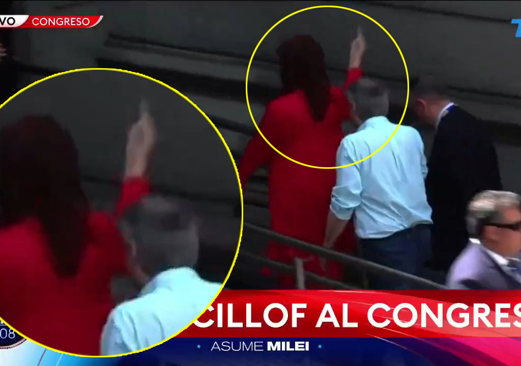 Argentina, l'ex presidente Cristina Kirchner saluta il popolo col dito medio