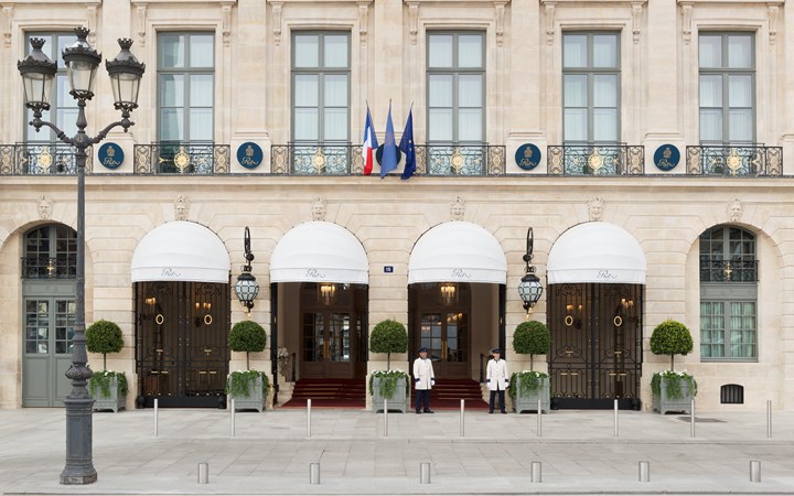 Anello da 800mila euro sparito nel Ritz di Parigi: era stato aspirato