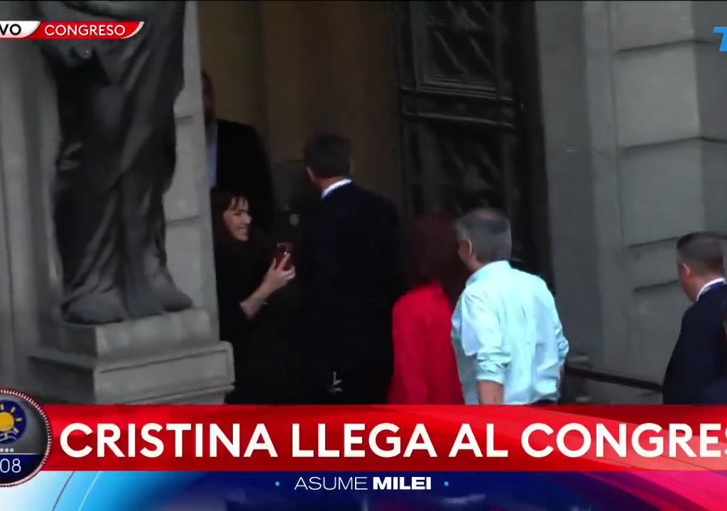 Argentina, l'ex presidente Cristina Kirchner saluta il popolo col dito medio