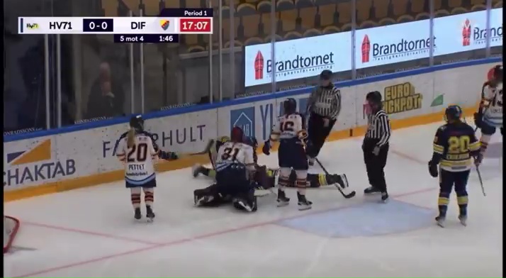 Giocatrice di hockey si rompe il collo in gara: paralizzata