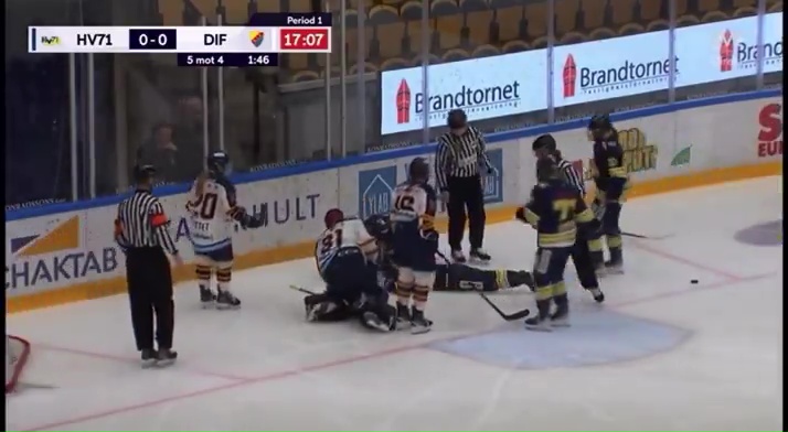 Giocatrice di hockey si rompe il collo in gara: paralizzata