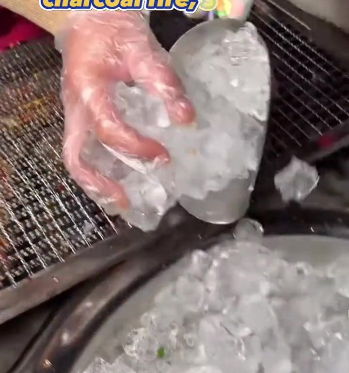 Cubetti di ghiaccio grigliati, la nuova folle moda degli street food