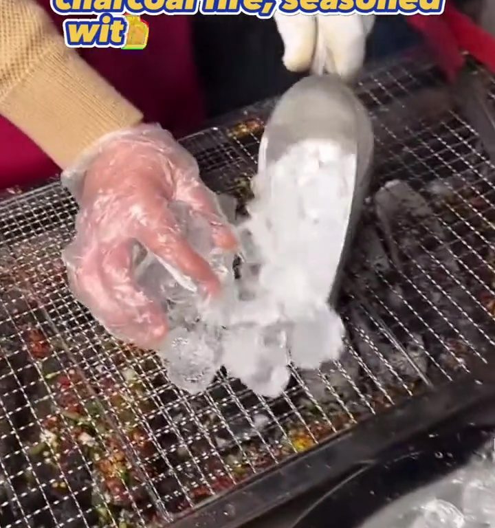 Cubetti di ghiaccio grigliati, la nuova folle moda degli street food