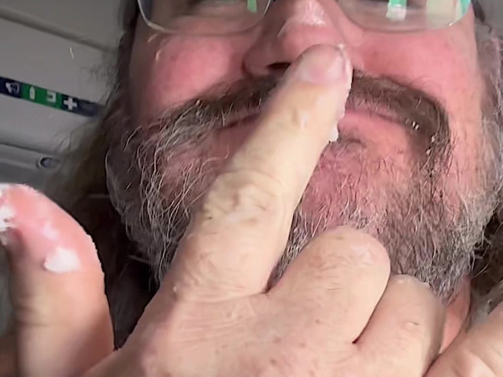 TikToker si cucina gamberetti all'aglio nel bagno dell'aereo: il folle video