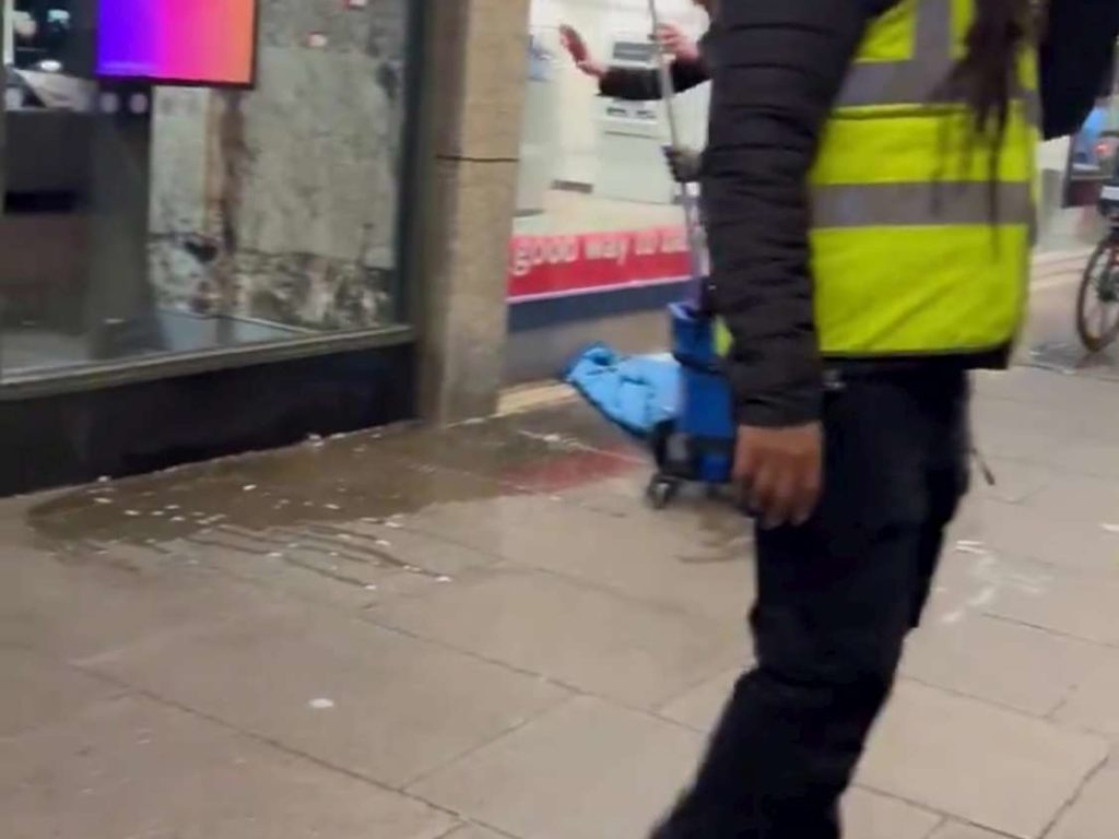 Dipendente McDonald's prende a secchiate d'acqua un senzatetto: licenziato