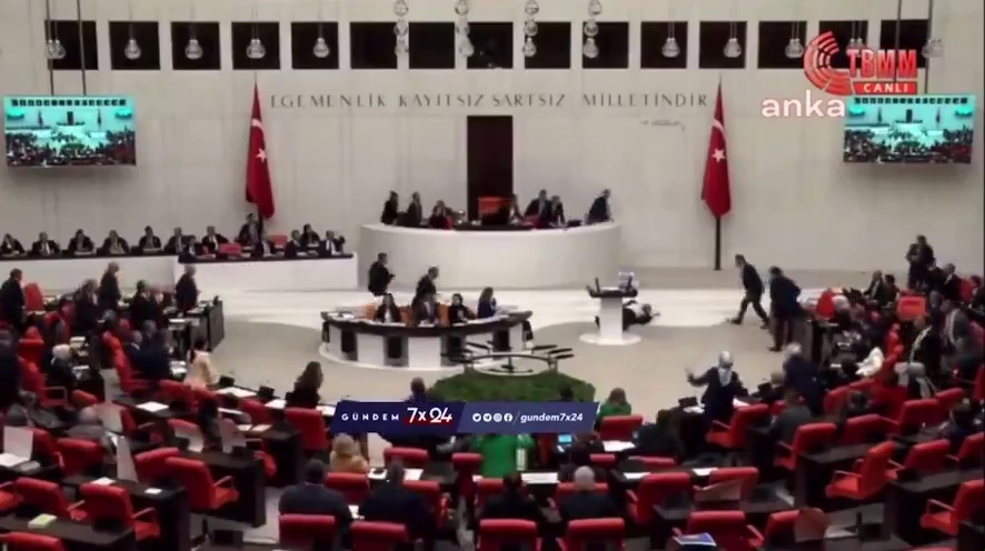 Deputato turco invoca "l'ira di Allah" contro Israele: infarto lo abbatte