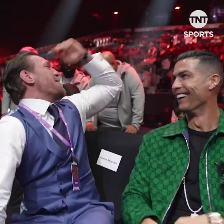Conor McGregor terrorizza Crstiano Ronaldo ad un incontro di boxe