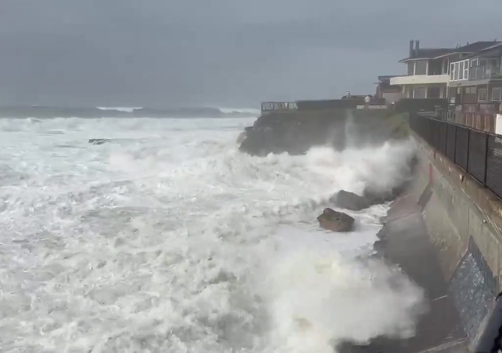 Micro tsunami investono la California: ordinata l'evacuazione della costa