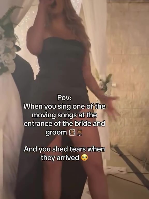 Cantante di matrimoni massacrata sui social per l'abito: "Sembri una spogliarellista"