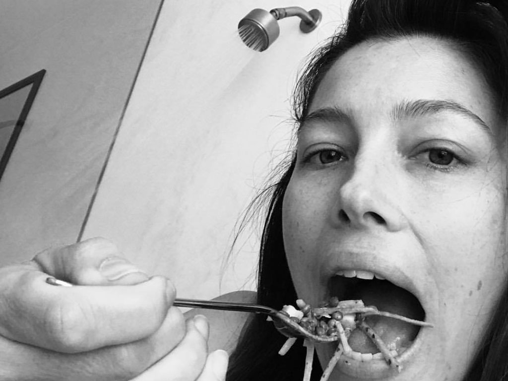 Il trucco di Jessica Biel per risparmiare tempo: mangia sotto la doccia