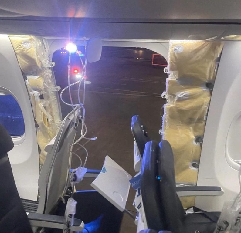 Precipita dal volo Alaska Airlines senza portellone e si salva: le foto del "miracolo"