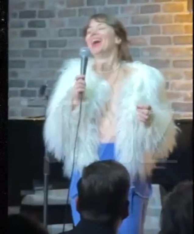La comica Natasha Leggero poppe al vento durante lo show