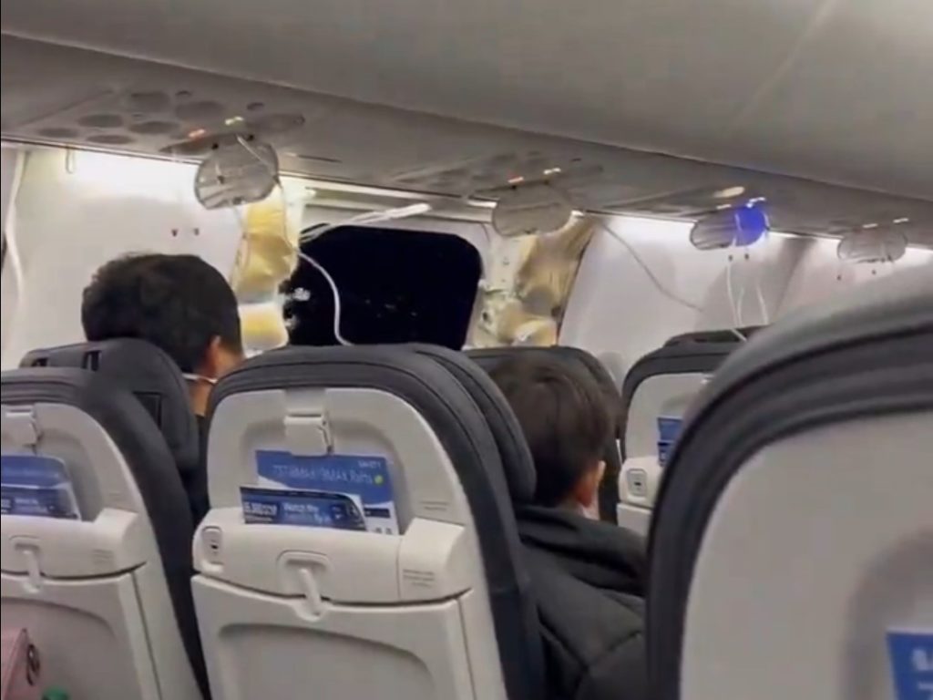 Precipita dal volo Alaska Airlines senza portellone e si salva: le foto del "miracolo"
