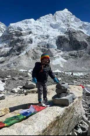 Bimbo di 2 anni scala l'Everest: è il più giovane della storia