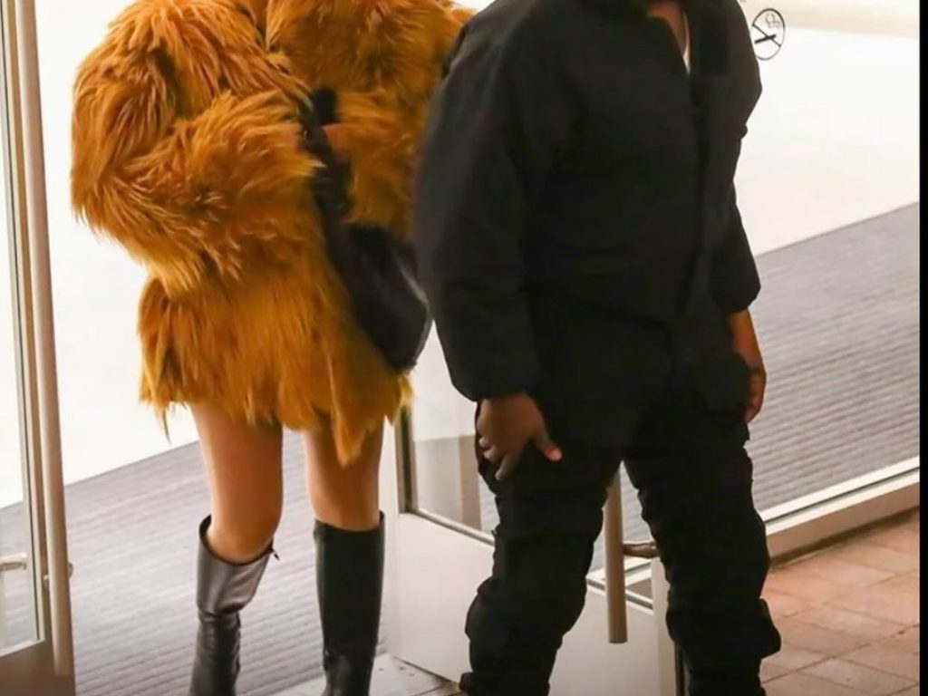 L'ultima follia di Kanye West, usa una dentiera da 850mila euro