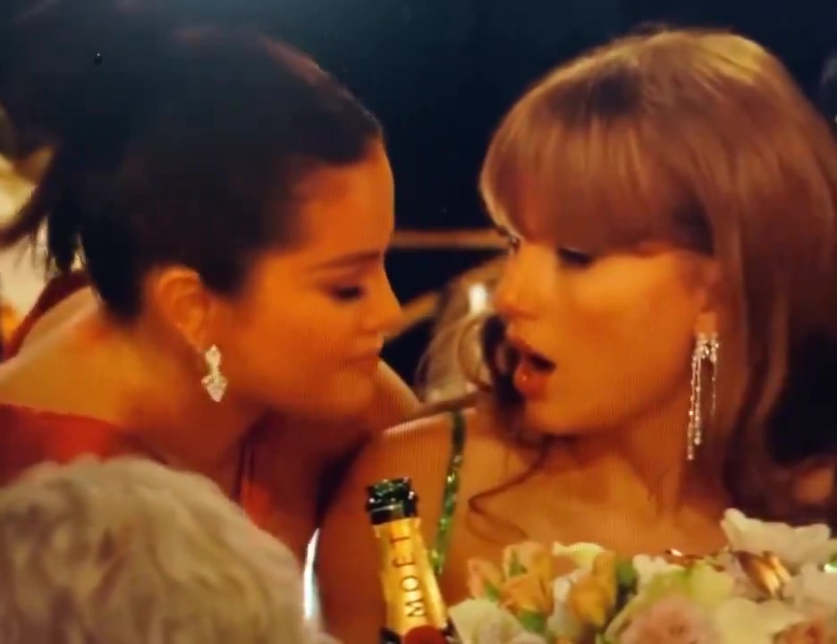 Selena Gomez rivela cosa ha spifferato all'orecchio di Taylor Swift ai Globe