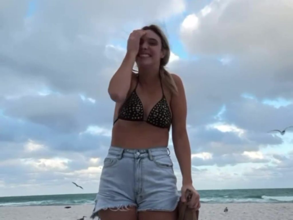 L'influencer Lele Pons spogliata in spiaggia da un gabbiano che le sfila il bikini