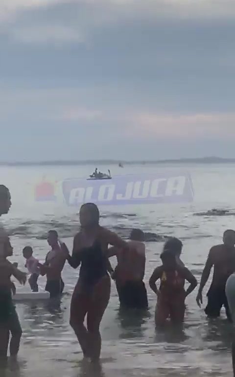 Gli sporcaccioni della moto d'acqua: sesso davanti alla spiaggia gremita