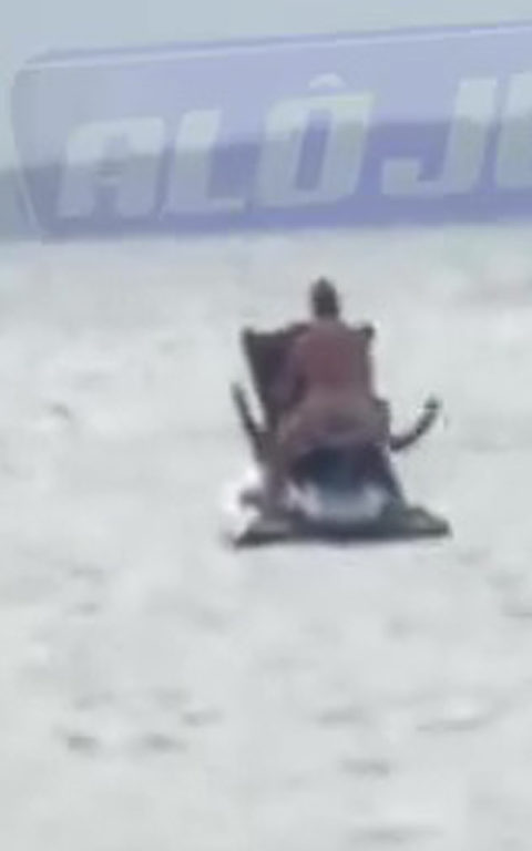 Gli sporcaccioni della moto d'acqua: sesso davanti alla spiaggia gremita