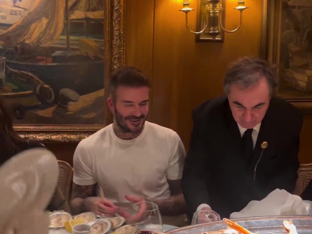 David Beckham cena a base molluschi rari: si fa imboccare, il video che fa discutere