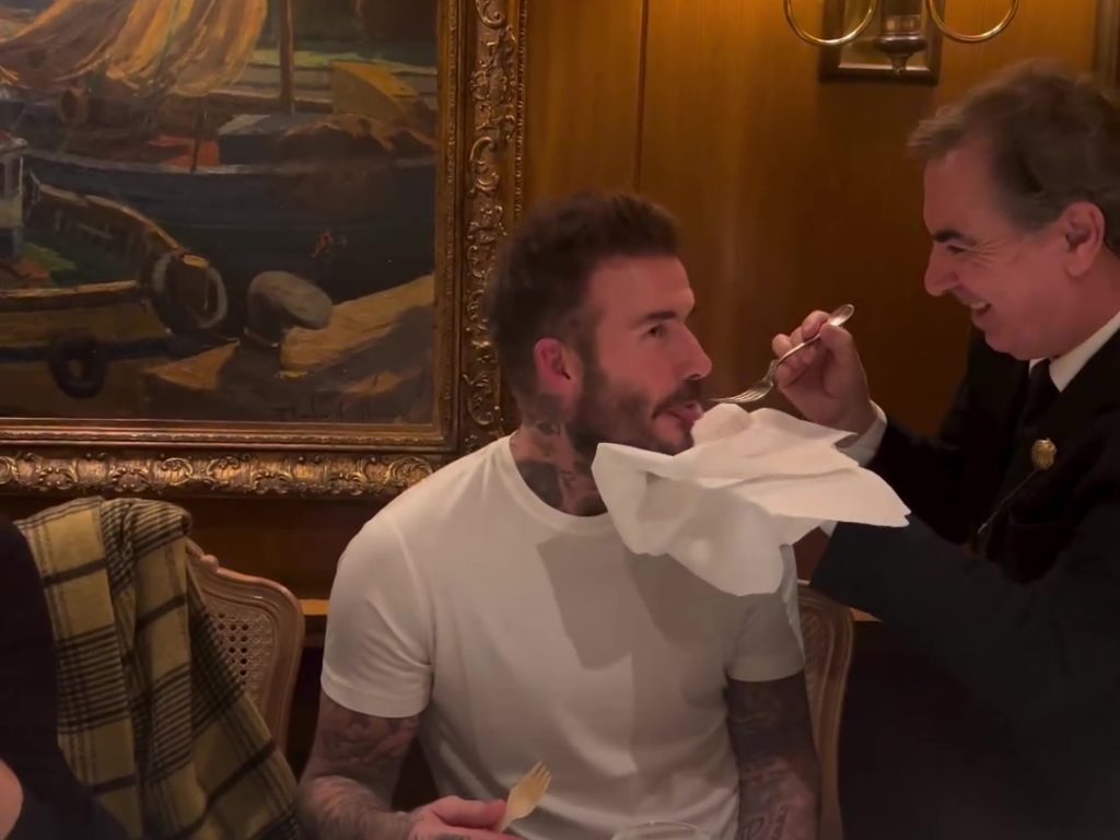 David Beckham cena a base molluschi rari: si fa imboccare, il video che fa discutere