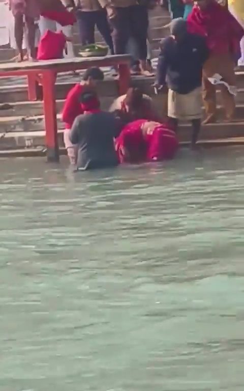 Bimbo malato di leucemia immerso nel fiume per curarlo con rito religioso: annegato