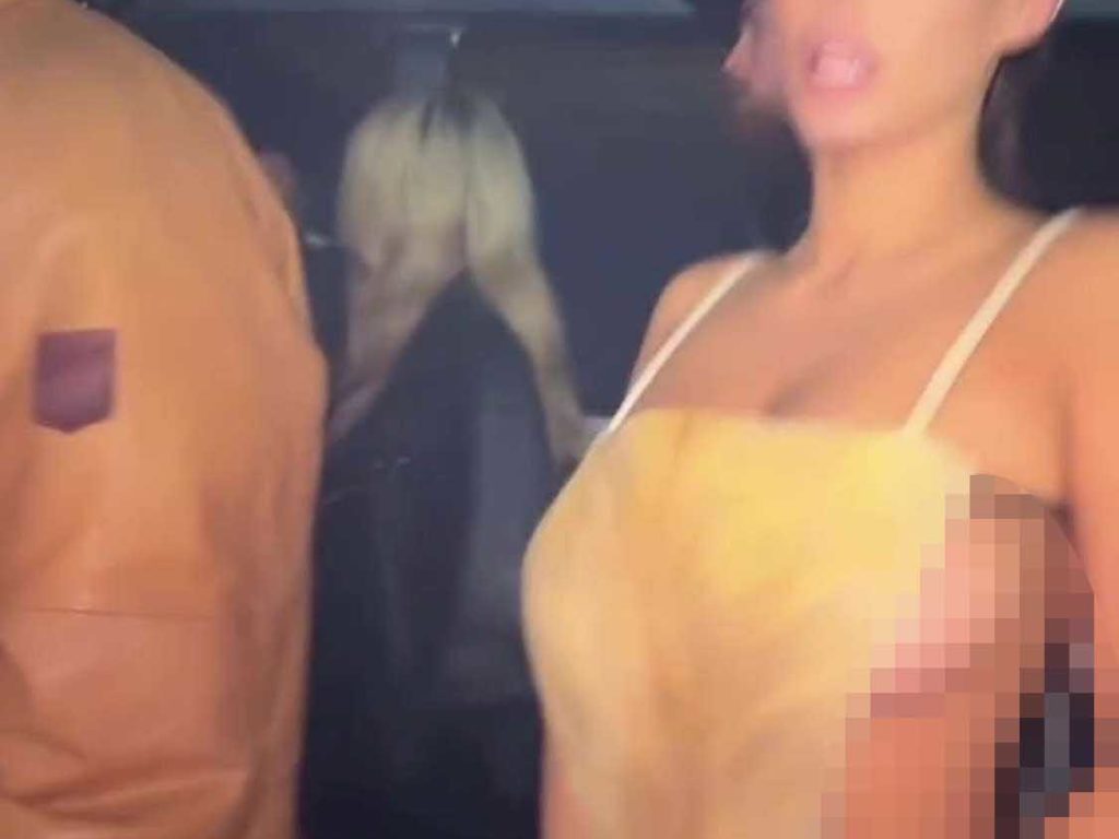Bianca Censori alla festa del Super Bowl arriva seminuda: sfida a Kim Kardashian