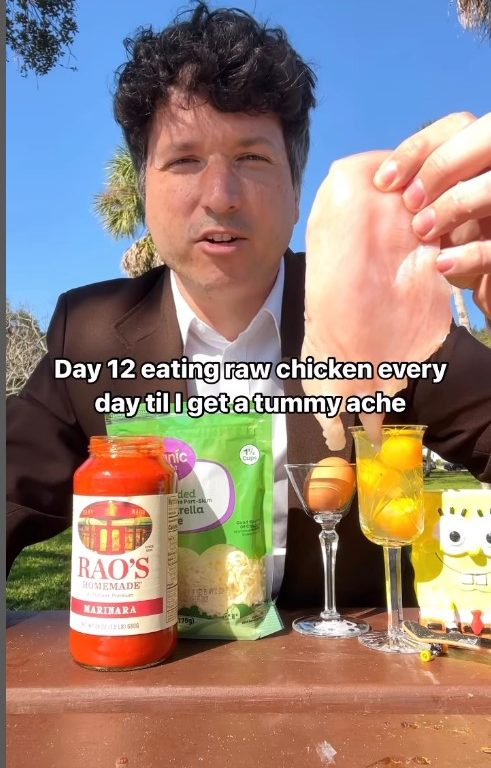 Mangia pollo crudo ogni giorno e lo filma: "Lo farò finché non mi ricoverano"