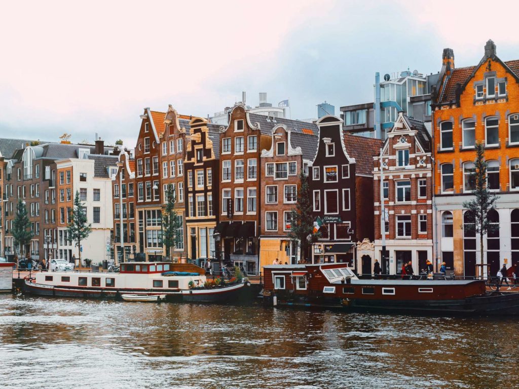 Amsterdam, troppi fanno pipì nei canali e muoiono: scatta emergenza