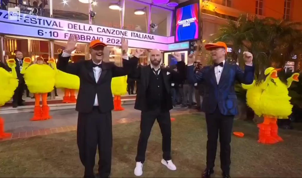 John Travolta, polemiche a Sanremo 2024: censura il video Rai e cachet con spot occulti