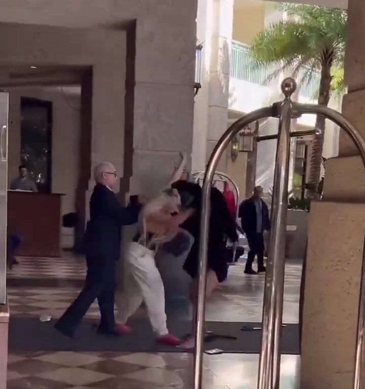 Rissa tra due donne davanti a un hotel di lusso: finiscono poppe al vento
