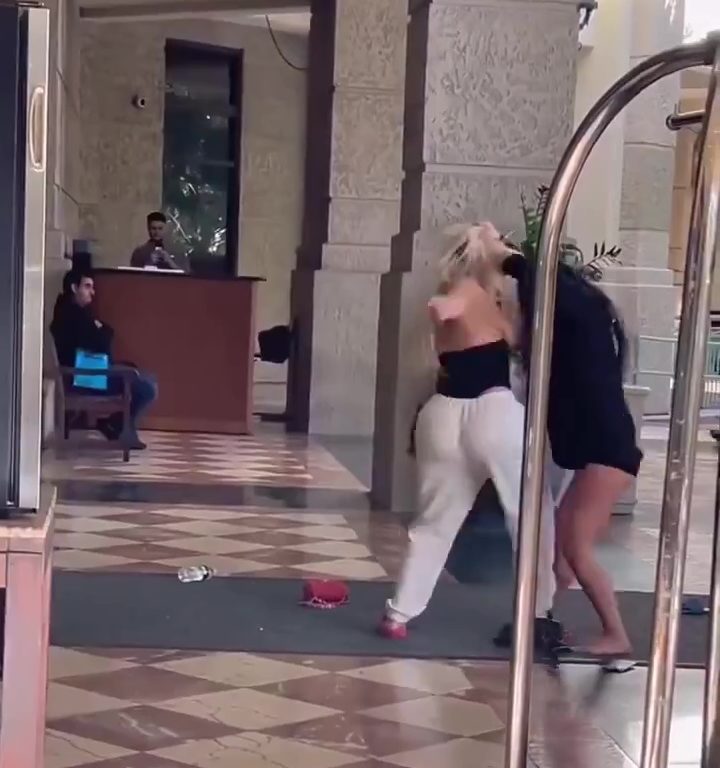 Rissa tra due donne davanti a un hotel di lusso: finiscono poppe al vento