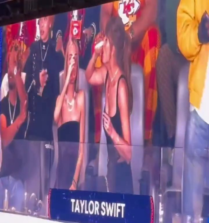 Super Bowl 2024, Taylor Swift si scola una birra e manda lo stadio in tilt