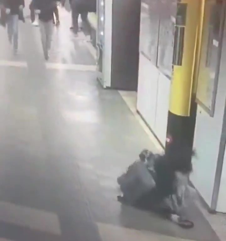 Donne schiaffeggiate a caso alla fermata della metro: fermato dai passeggeri