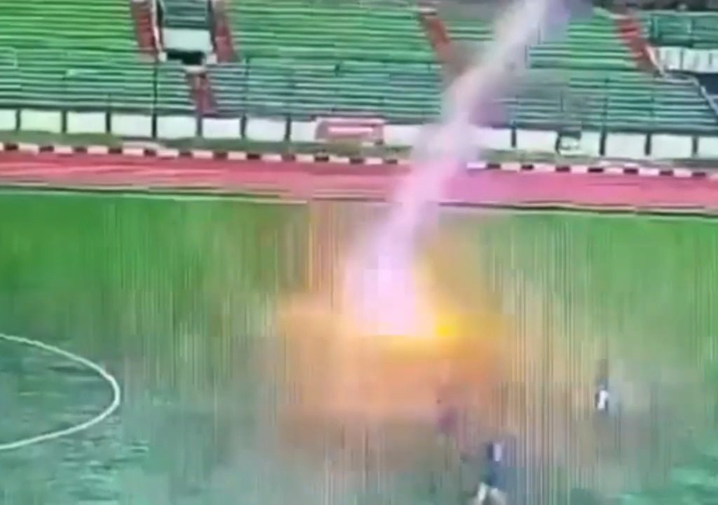 Fulmine cade su un campo: muore calciatore 35enne, video shock